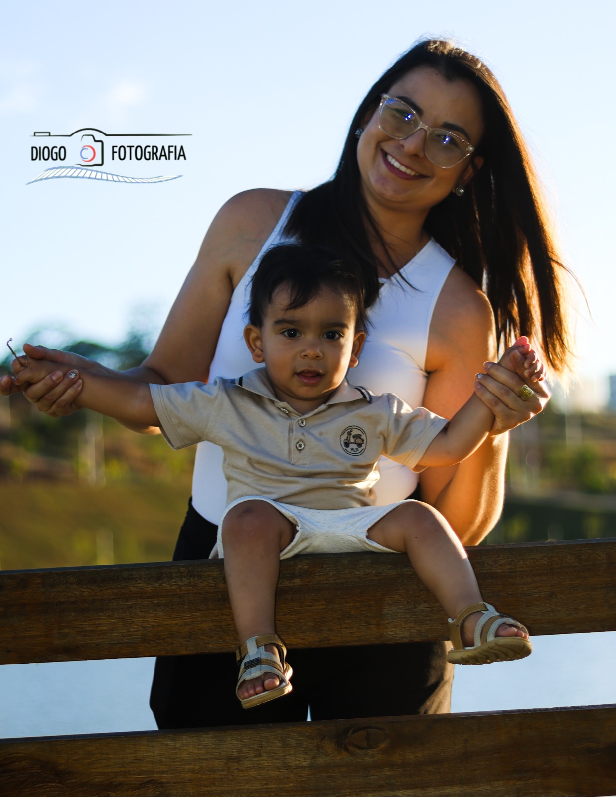 Mãe e criança em ensaio ao ar livre