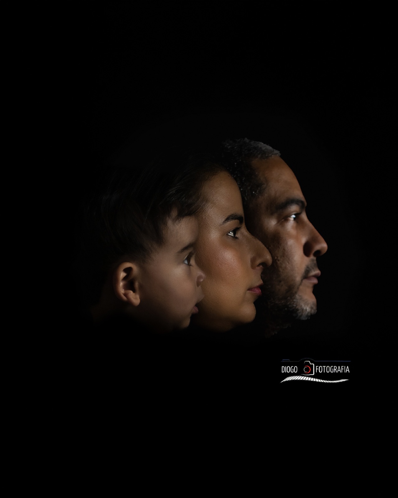 Família em perfil, retrato em luz baixa